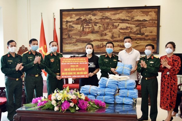 Vợ chồng trung vệ Bùi Tiến Dũng ủng hộ vật phẩm y tế phòng, chống dịch Covid 19 - Anh 1