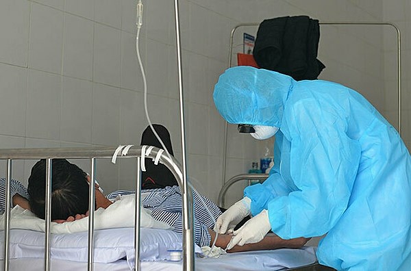 Bệnh nhân Covid-19 thường diễn biến nặng ở tuần thứ 2 - Anh 2