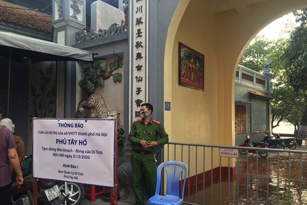 Bất chấp dịch Covid-19, Phủ Tây Hồ vẫn đông người đi lễ - Anh 3