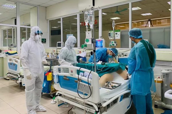 Đội ngũ y bác sĩ trên trận tuyến chống dịch: Nghẹn lòng khi được nghe“chúng tôi không bỏ chạy” - Anh 1