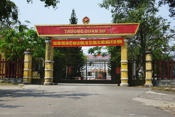 Chăm lo bữa ăn cho người dân ở khu cách ly tập trung - Anh 12