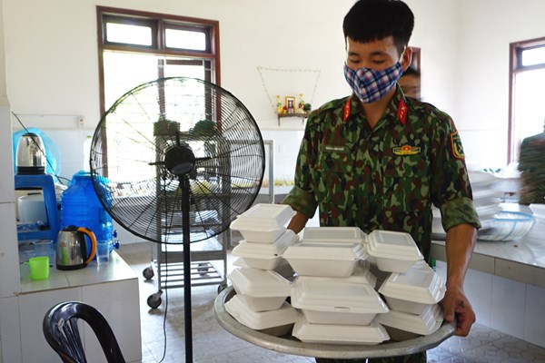 Chăm lo bữa ăn cho người dân ở khu cách ly tập trung - Anh 8
