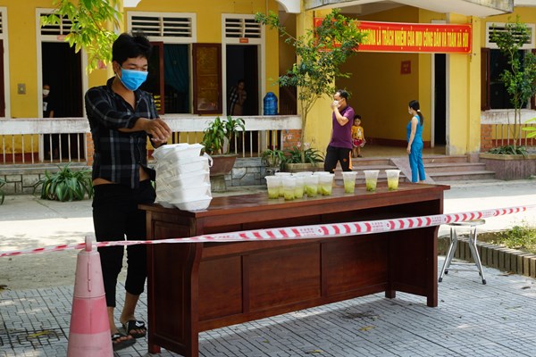 Chăm lo bữa ăn cho người dân ở khu cách ly tập trung - Anh 9