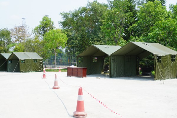 Chăm lo bữa ăn cho người dân ở khu cách ly tập trung - Anh 2