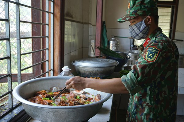 Chăm lo bữa ăn cho người dân ở khu cách ly tập trung - Anh 7