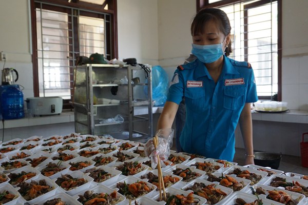 Chăm lo bữa ăn cho người dân ở khu cách ly tập trung - Anh 3