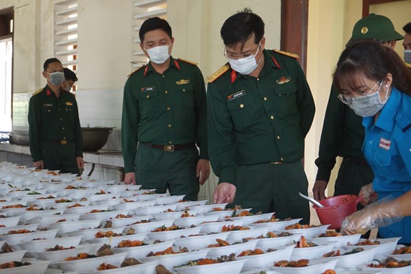 Chăm lo bữa ăn cho người dân ở khu cách ly tập trung - Anh 4