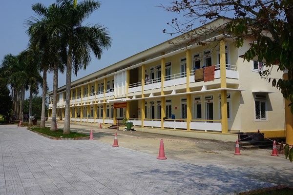 Chăm lo bữa ăn cho người dân ở khu cách ly tập trung - Anh 1