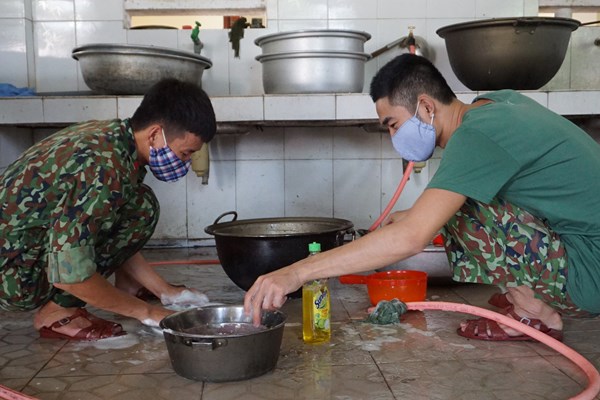 Chăm lo bữa ăn cho người dân ở khu cách ly tập trung - Anh 11