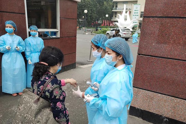 Xem xét đóng cửa các phòng khám tư trước khu vực Bệnh viện Bạch Mai - Anh 2