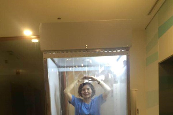 Bộ Y tế không khuyến khích dùng buồng khử khuẩn toàn thân - Anh 1