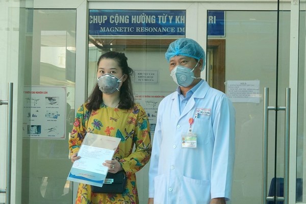 3 bệnh nhân Covid-19 ở Đà Nẵng khỏi bệnh được ra viện - Anh 1