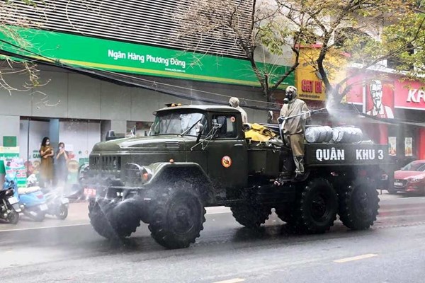 Hải Phòng:​​​​​​​ Phun hóa chất khử trùng toàn thành phố - Anh 1