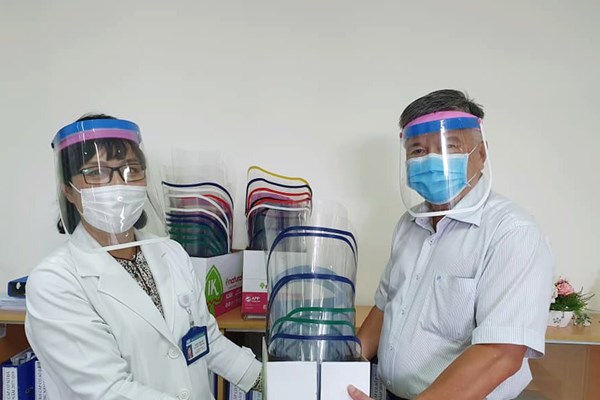 Tình đồng nghiệp trong công tác chống dịch Covid-19 - Anh 1