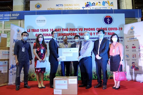 Tiếp nhận 10 máy thở phục vụ phòng chống dịch bệnh Covid – 19 - Anh 1