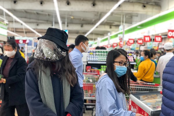 Sau Chỉ thị cách ly xã hội: Người Thủ đô đi mua thêm thực phẩm, siêu thị cam kết đủ hàng - Anh 8