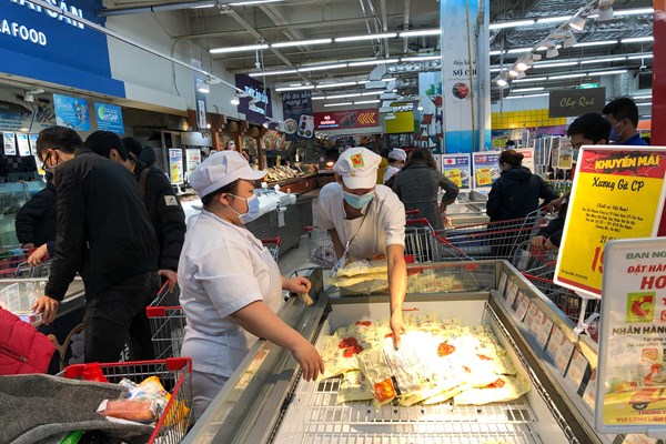 Sau Chỉ thị cách ly xã hội: Người Thủ đô đi mua thêm thực phẩm, siêu thị cam kết đủ hàng - Anh 9