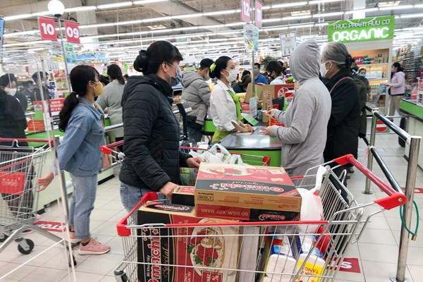 Sau Chỉ thị cách ly xã hội: Người Thủ đô đi mua thêm thực phẩm, siêu thị cam kết đủ hàng - Anh 10