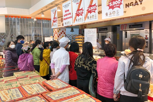 Sau Chỉ thị cách ly xã hội: Người Thủ đô đi mua thêm thực phẩm, siêu thị cam kết đủ hàng - Anh 1