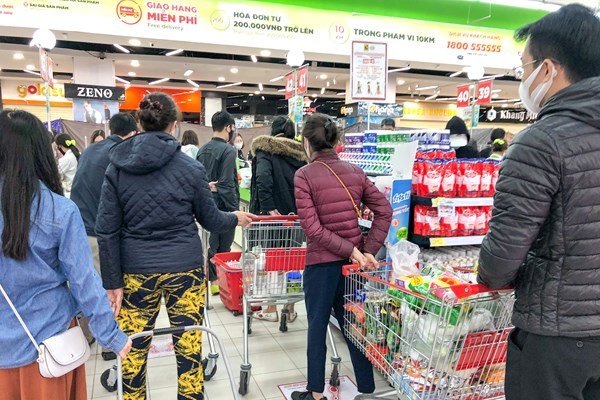Sau Chỉ thị cách ly xã hội: Người Thủ đô đi mua thêm thực phẩm, siêu thị cam kết đủ hàng - Anh 6