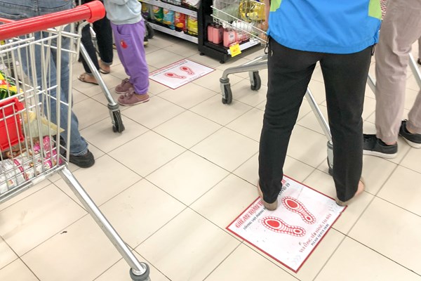 Sau Chỉ thị cách ly xã hội: Người Thủ đô đi mua thêm thực phẩm, siêu thị cam kết đủ hàng - Anh 7