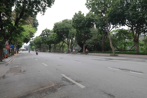 Những hình ảnh Hà Nội ngày đầu thực hiện “cách ly toàn xã hội” - Anh 1