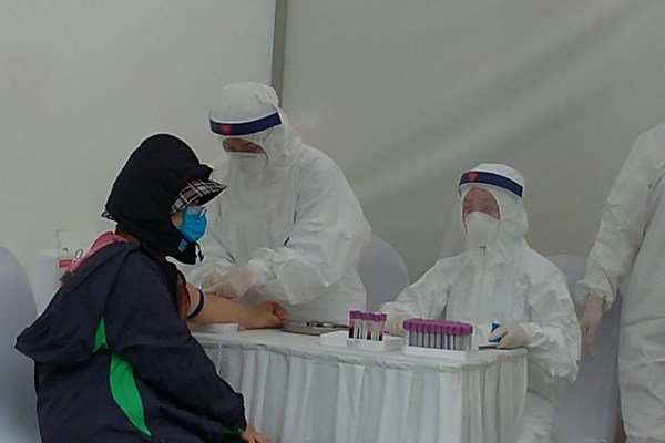 Test nhanh Covid-19 vì bản thân và cộng đồng - Anh 1
