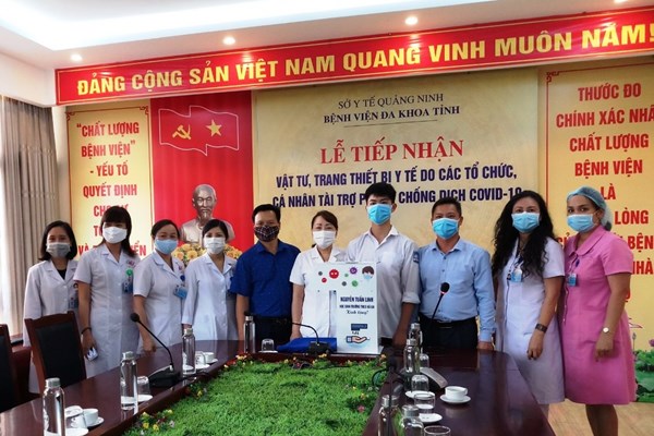 Học sinh chế tạo máy sát khuẩn tay tự động phòng chống Covid-19 - Anh 1