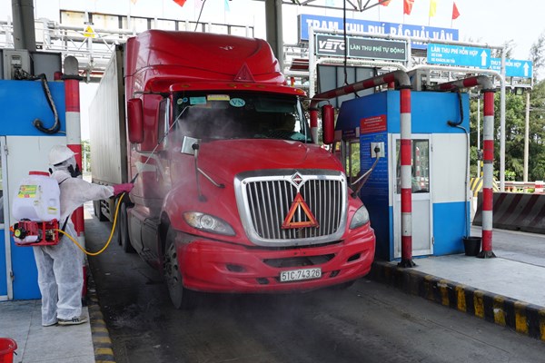 TT- Huế: Tăng cường phối hợp với các địa phương lân cận để giảm dân cư di chuyển qua lại - Anh 1