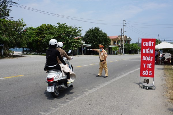 TT- Huế: Tăng cường phối hợp với các địa phương lân cận để giảm dân cư di chuyển qua lại - Anh 2