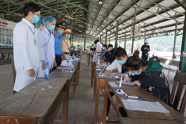 TT- Huế: Tăng cường phối hợp với các địa phương lân cận để giảm dân cư di chuyển qua lại - Anh 4