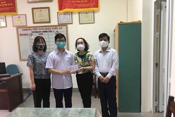 Một học sinh lớp 9 ủng hộ tiền phòng chống dịch Covid-19 - Anh 1