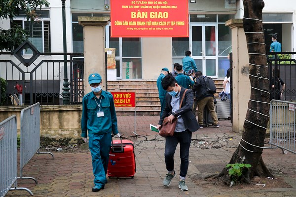 Ha Noi: Doan xe mien phi dua hang tram cong dan hoan thanh cach ly tro ve dia phuong - Anh 1