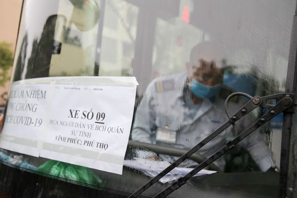 Ha Noi: Doan xe mien phi dua hang tram cong dan hoan thanh cach ly tro ve dia phuong - Anh 11