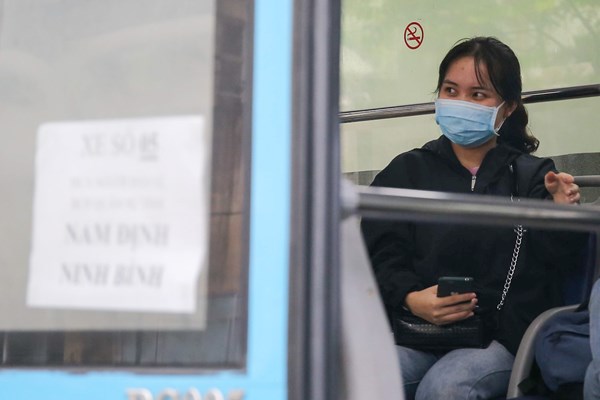 Ha Noi: Doan xe mien phi dua hang tram cong dan hoan thanh cach ly tro ve dia phuong - Anh 12