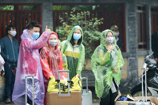 Ha Noi: Doan xe mien phi dua hang tram cong dan hoan thanh cach ly tro ve dia phuong - Anh 13