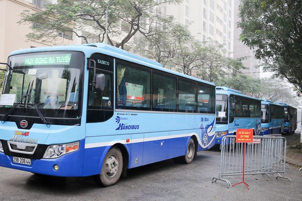 Ha Noi: Doan xe mien phi dua hang tram cong dan hoan thanh cach ly tro ve dia phuong - Anh 2