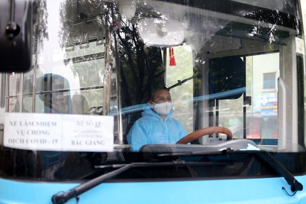 Ha Noi: Doan xe mien phi dua hang tram cong dan hoan thanh cach ly tro ve dia phuong - Anh 3