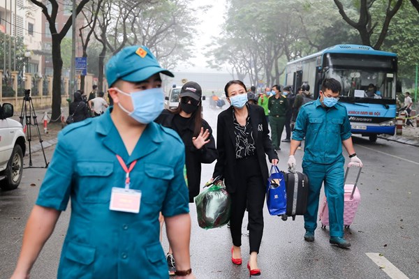 Ha Noi: Doan xe mien phi dua hang tram cong dan hoan thanh cach ly tro ve dia phuong - Anh 6