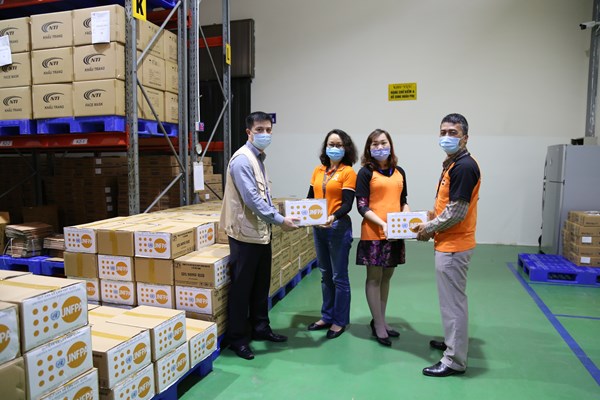 Quỹ Dân số Liên hợp quốc hỗ trợ Việt Nam ứng phó với Covid-19 - Anh 1