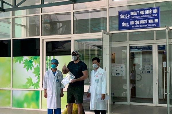 Thêm 5 bệnh nhân Covid-19 được công bố khỏi bệnh - Anh 1