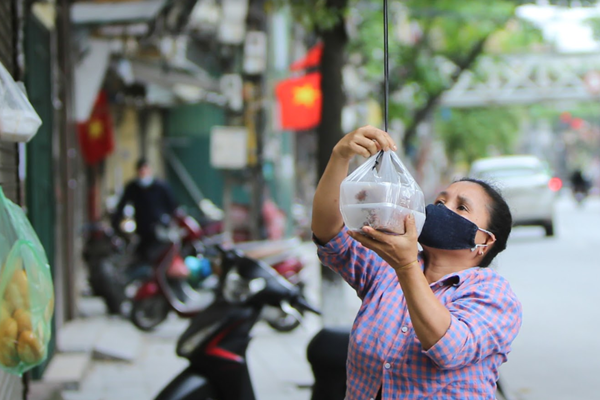 Muôn kiểu “phòng thủ” của tiểu thương mùa Covid -19 - Anh 10