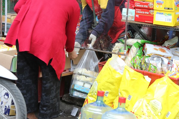 Muôn kiểu “phòng thủ” của tiểu thương mùa Covid -19 - Anh 4