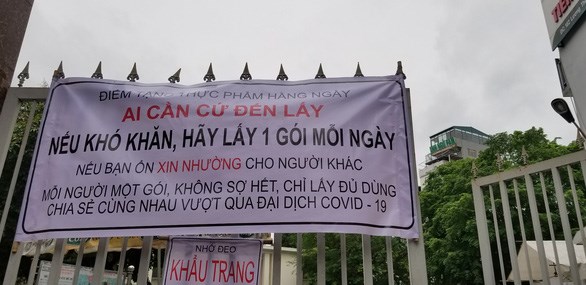Xúc động những hình ảnh ân cần giữa mùa dịch: 