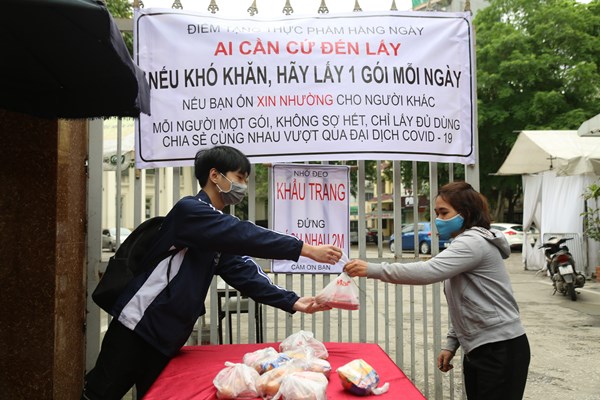 Xúc động những hình ảnh ân cần giữa mùa dịch: 