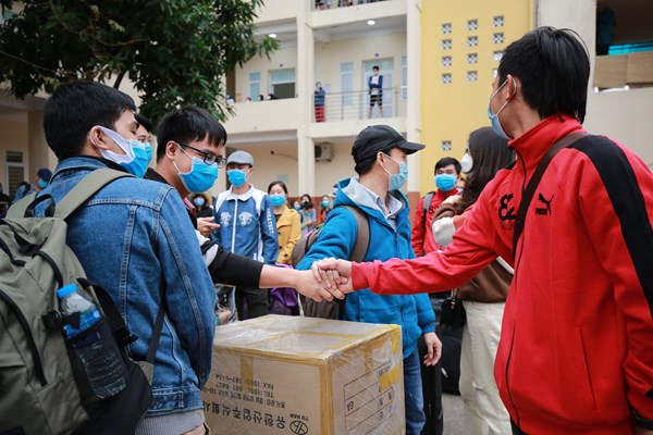 Hà Nội: Xúc động những lời cảm ơn cán bộ, chiến sĩ của công dân khi rời khu cách ly tập trung - Anh 8