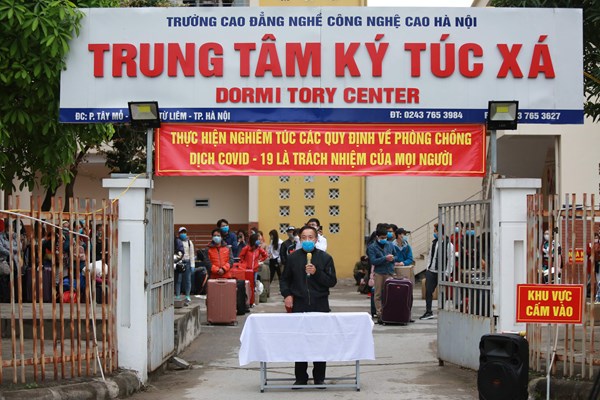 Hà Nội: Xúc động những lời cảm ơn cán bộ, chiến sĩ của công dân khi rời khu cách ly tập trung - Anh 1