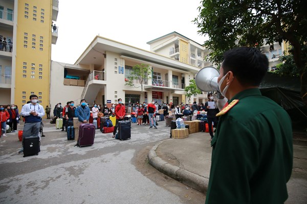 Hà Nội: Xúc động những lời cảm ơn cán bộ, chiến sĩ của công dân khi rời khu cách ly tập trung - Anh 2