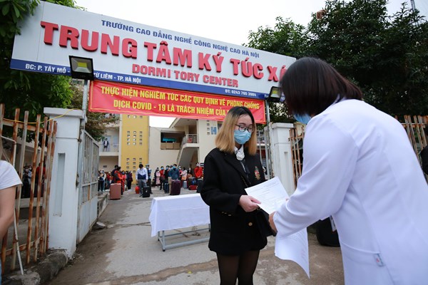 Hà Nội: Xúc động những lời cảm ơn cán bộ, chiến sĩ của công dân khi rời khu cách ly tập trung - Anh 3