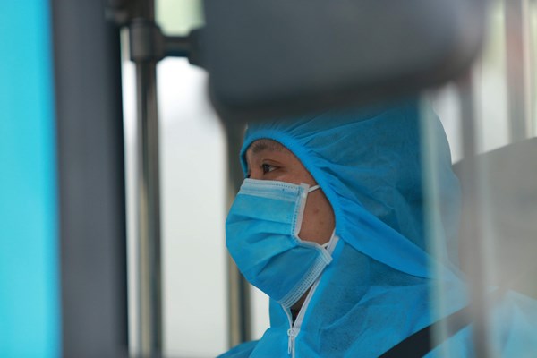 Hà Nội: Xúc động những lời cảm ơn cán bộ, chiến sĩ của công dân khi rời khu cách ly tập trung - Anh 6